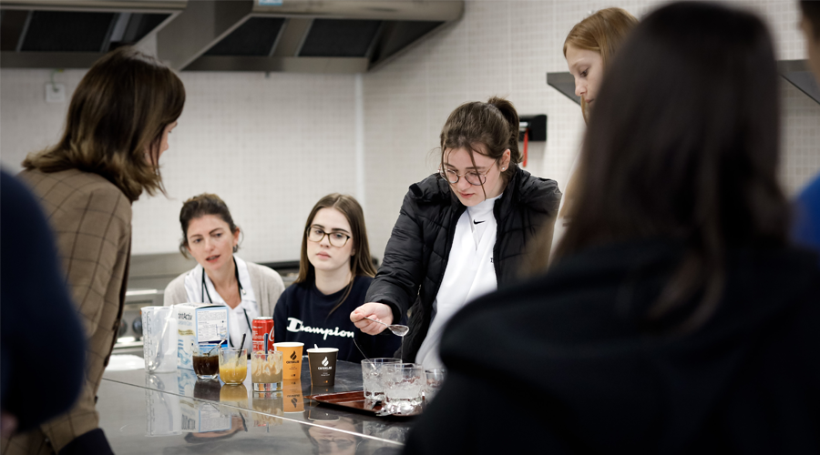 Un taller durant les portes obertes al Centre de Formació Professional d’Aixovall