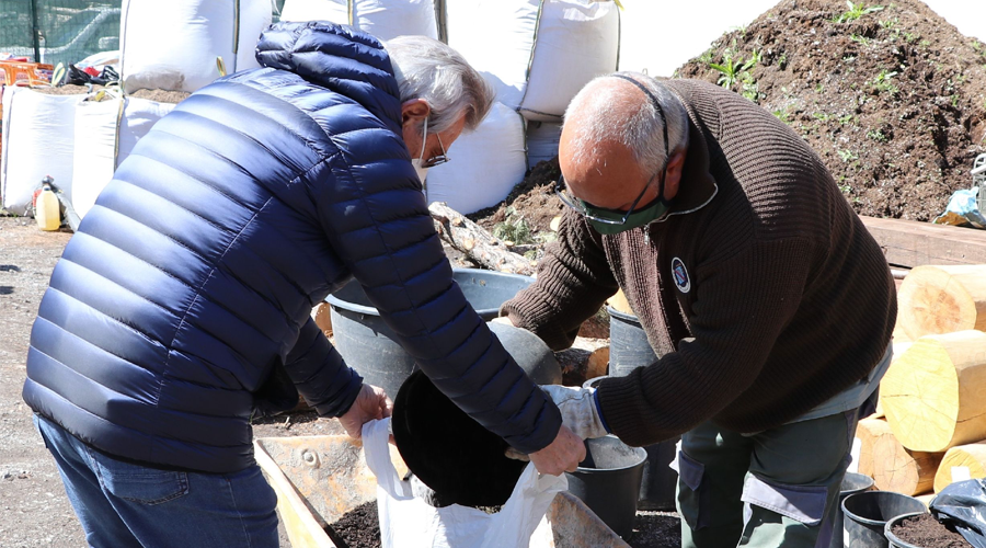 Repartiment de compost per a la jardineria