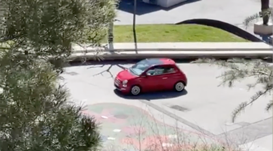 Un cotxe a la plaça del Poble d'Andorra la Vella