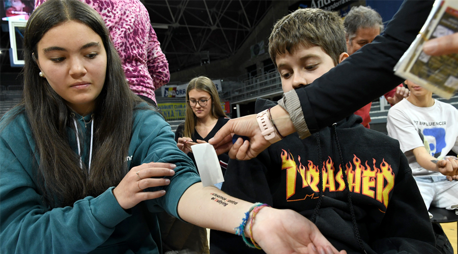 Uns alumnes durant la jornada contra l’assetjament escolar