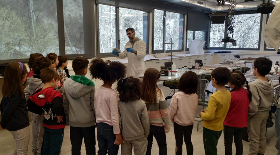 alumnes de Primera Ensenyança visitant el laboratori de restauració de béns mobles