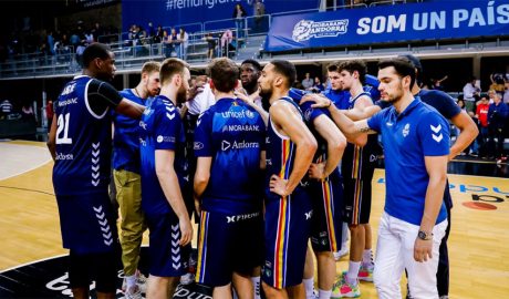 El BC Andorra fent pinya en acabar el partit