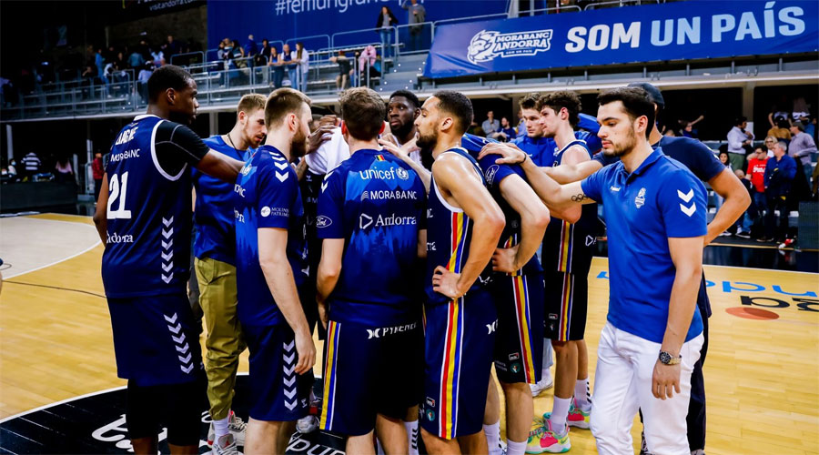 El BC Andorra fent pinya en acabar el partit