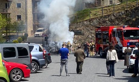 Els bombers apagant l'incendi d'una furgoneta