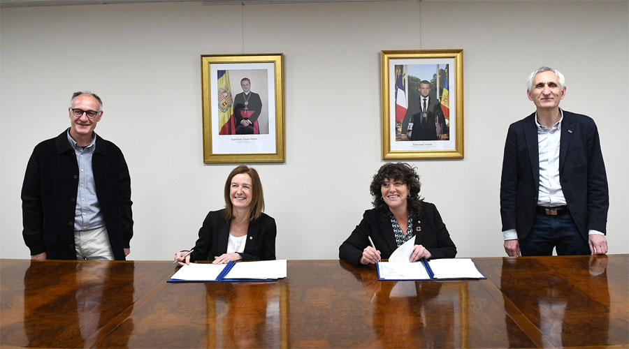 Calvó i Jordà signant un conveni