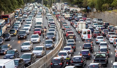 Cua de cotxes en una ciutat