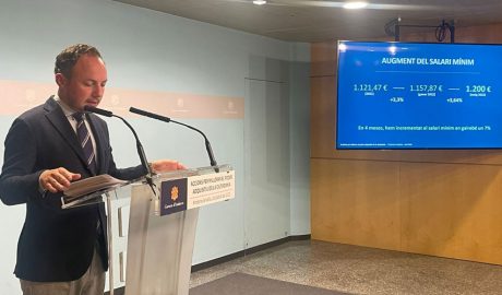 Xavier Espot anunciant un increment dels salaris