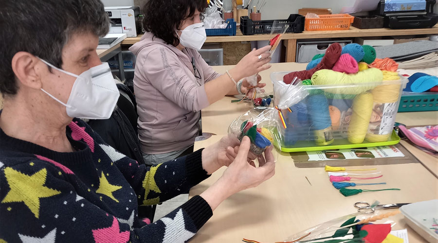 Treballadores d'i&i Serveis elaborant productes de Sant Jordi