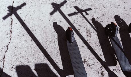 Uns patinets aparcats. Foto de Brett Sayles de Pexels