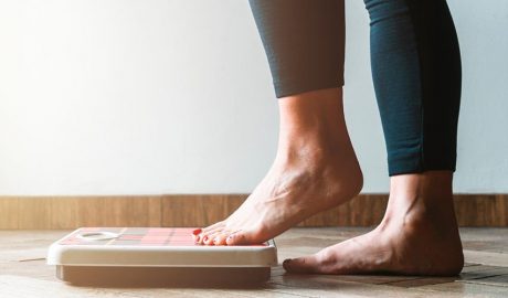 Dona pujant en una bàscula