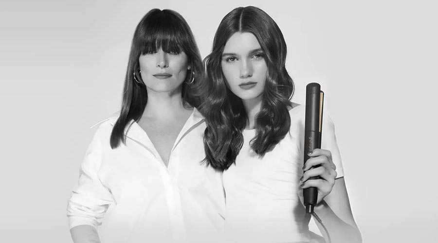 Noies amb cabell llis o ondulat i planxa de cabell