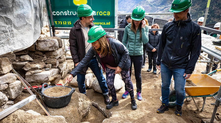 Espot, Marsol, Riva i Astrié posant la primera pedra de la reconstrucció del campanar de Sant Vicenç d'Enclar