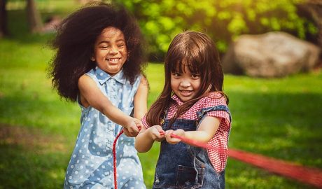 Dues nenes tirant de la corda