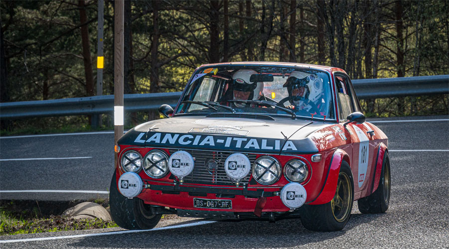 Un vehicle participant al Tour Auto 2022