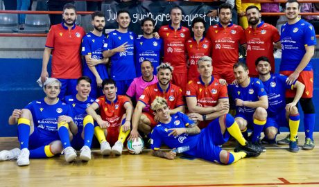 Youtubers preparats per jugar un partit de futbol sala