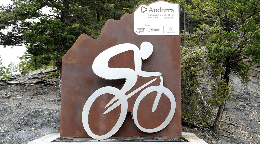 Escultura al ciclista a la collada de Beixalís