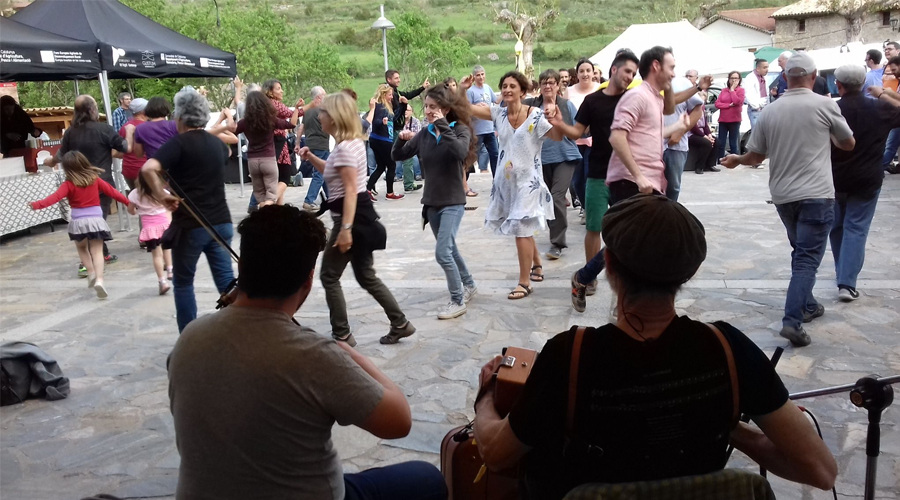 Gent ballant amb un concert de La Sonsoni