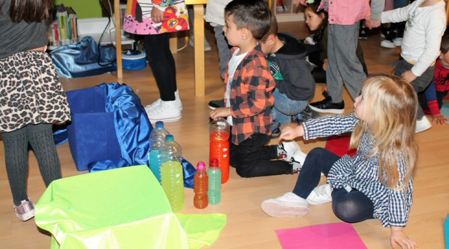 Un moment durant el joc de màgia amb ampolles d'aigua