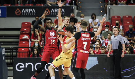 Un moment del partit entre el BCA i el Casademont Saragossa