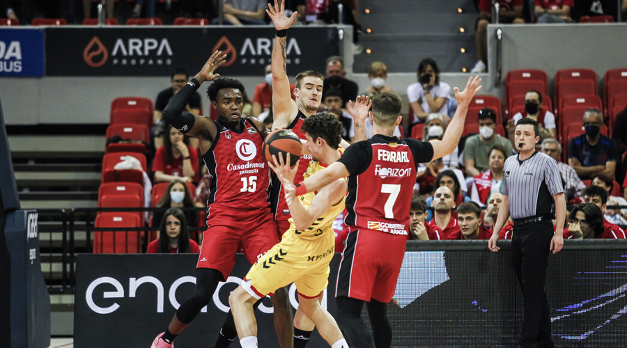 Un moment del partit entre el BCA i el Casademont Saragossa