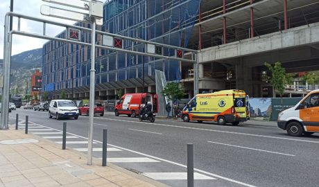 Dues ambulàncies en un accident laboral