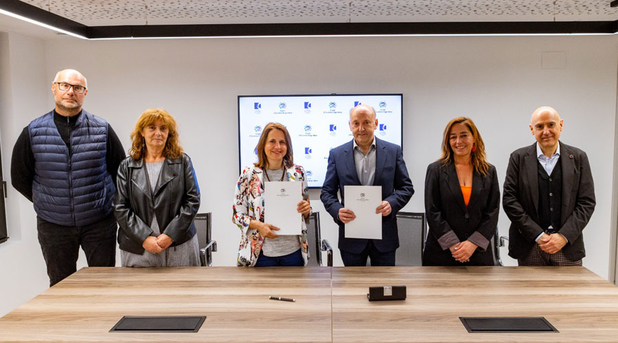 Gili i Mas mostren l'acord signat