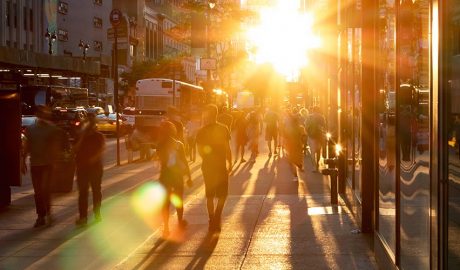Carrer amb posta de sol