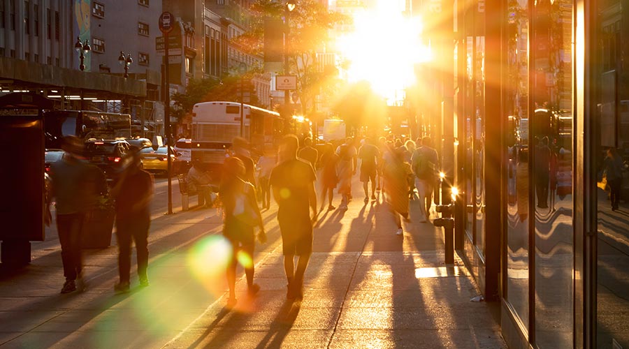 Carrer amb posta de sol
