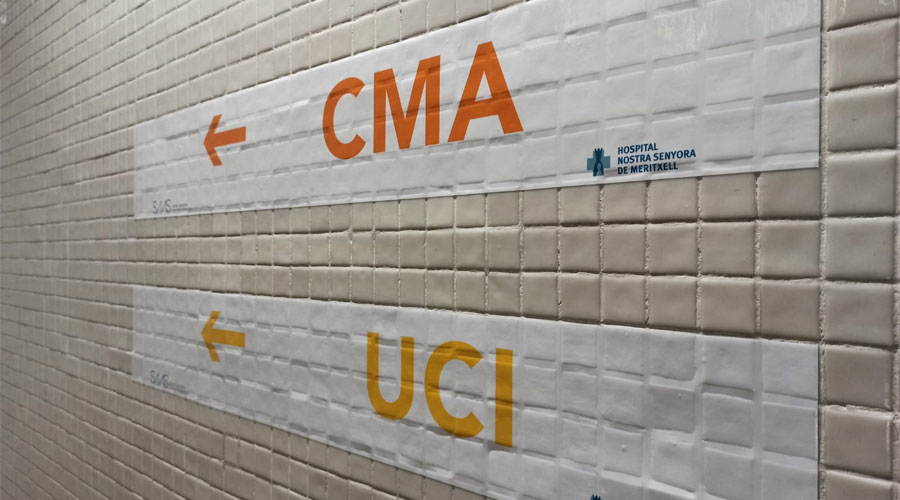 Cartells dirigint a Cirurgia Major Ambulatòria i a la Unitat de Cures Intensives de l'Hospital Nostra Senyora de Meritxell