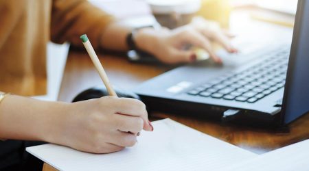 Una estudiant treballant en les seves assignatures