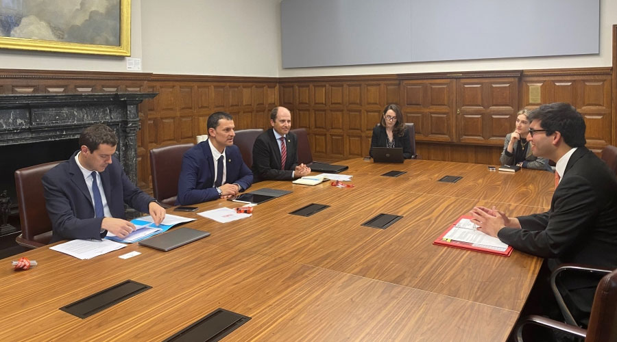 Gallardo reunit amb Ranil Jayawardena a Londres