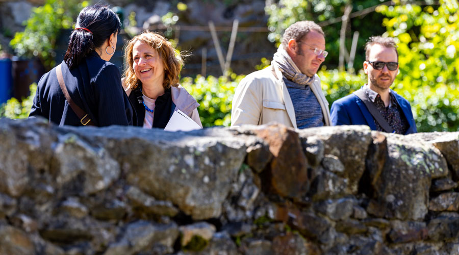 Gili amb els experts visitant un dels ponts tradicionals d'Escaldes-Engordany