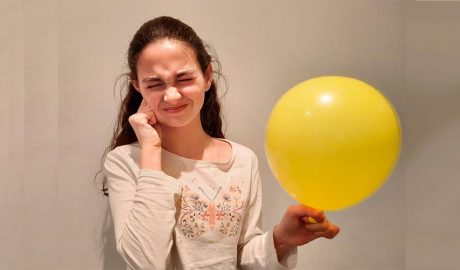 Nena espantada amb un globus