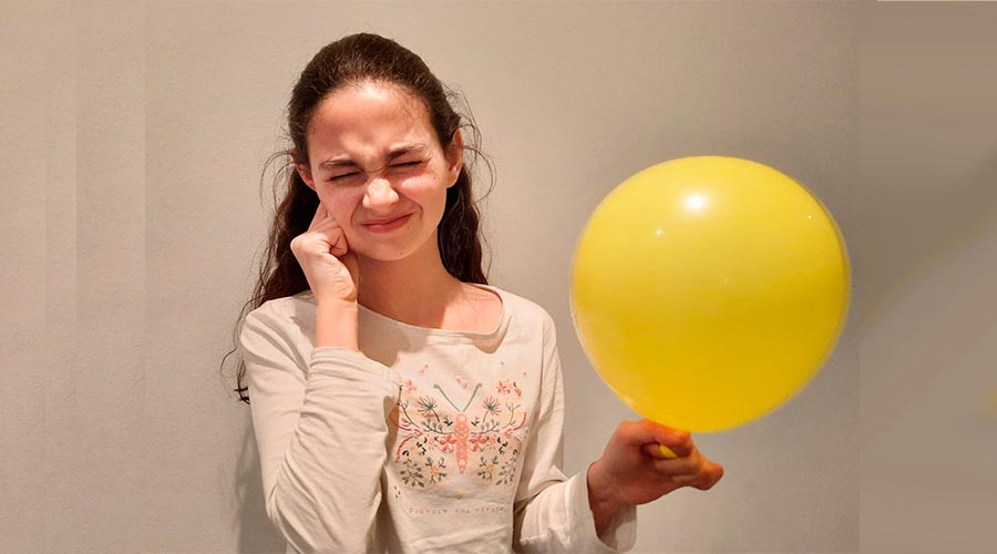 Nena espantada amb un globus