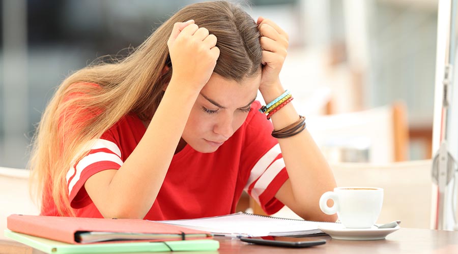 Noia estudiant