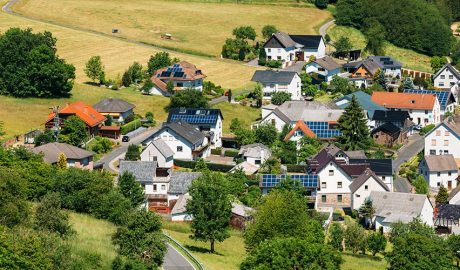 Sostres de les cases d'un poble amb plaques fotovoltaiques