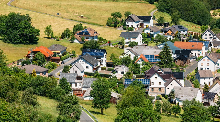 Sostres de les cases d'un poble amb plaques fotovoltaiques