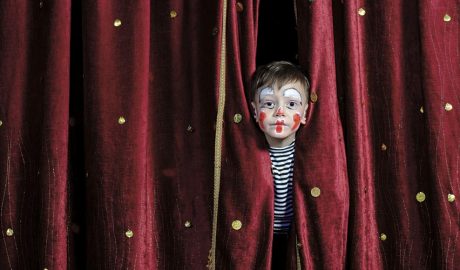 Nen entre telons d'un teatre