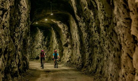 Dos ciclistes en un túnel