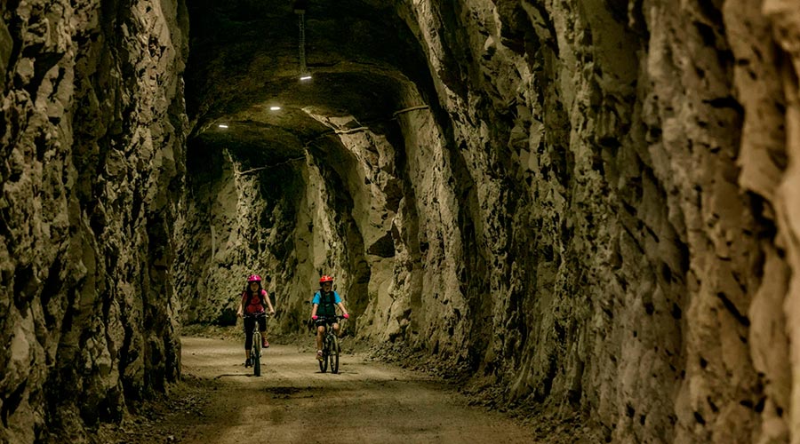 Dos ciclistes en un túnel