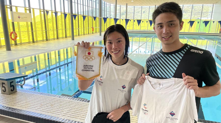 Dos nedadors de la selecció japonesa es preparen al Pas de la Casa pel mundial de Budapest