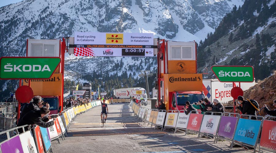 Adam Yates guanyant l'etapa de Vallter