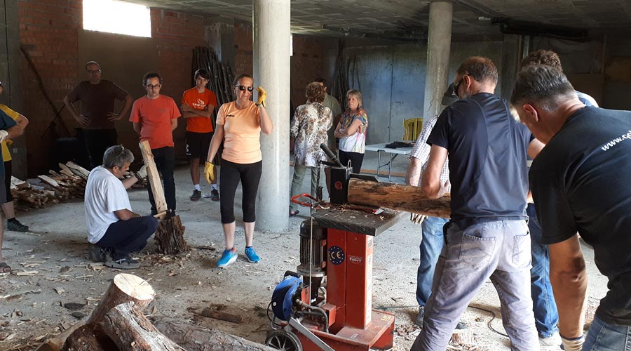 El poble d’Alàs comença a fabricar les falles per a la vigília de Sant Joan