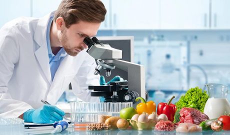 Científic amb microscopi i aliments