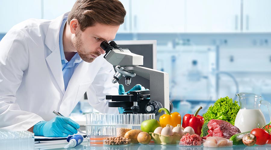 Científic amb microscopi i aliments