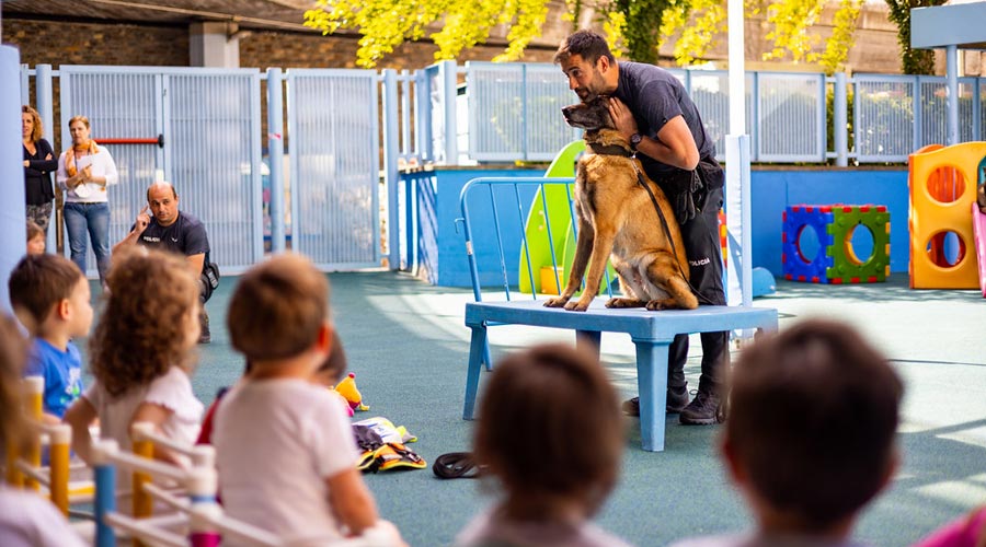 La policia canina visita l’Escola bressol d’Escaldes-Engordany