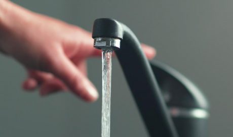 Mà tancant una aixeta