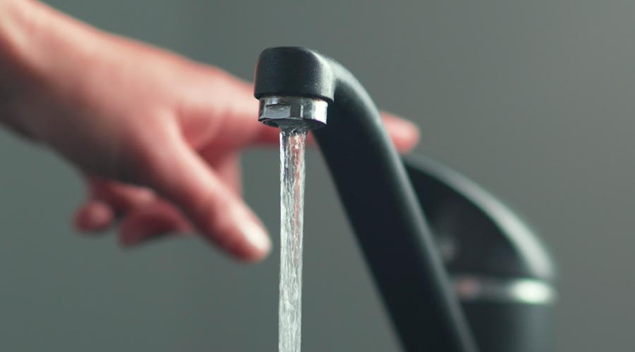 Mà tancant una aixeta