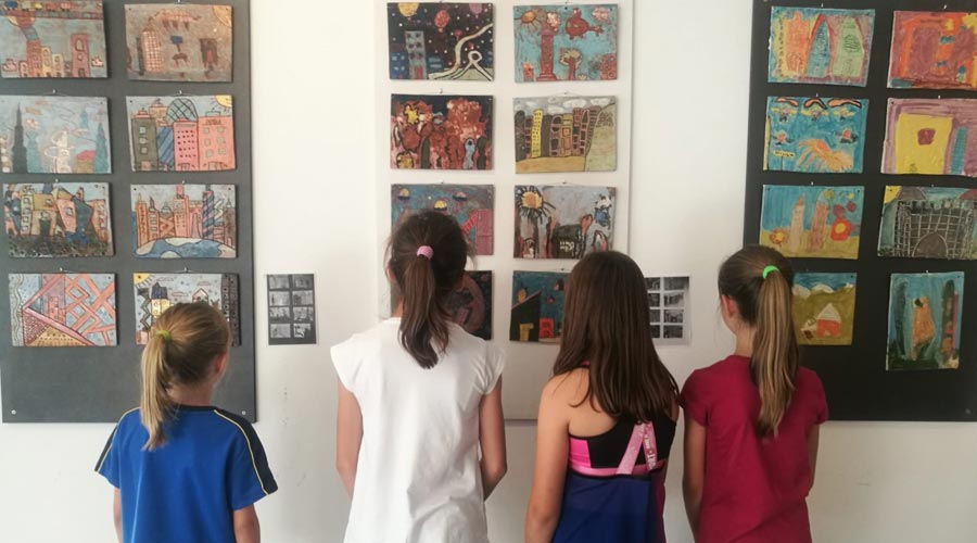 Cases i rajoles de ceràmica de fang a la mostra "La ciutat dels nens"