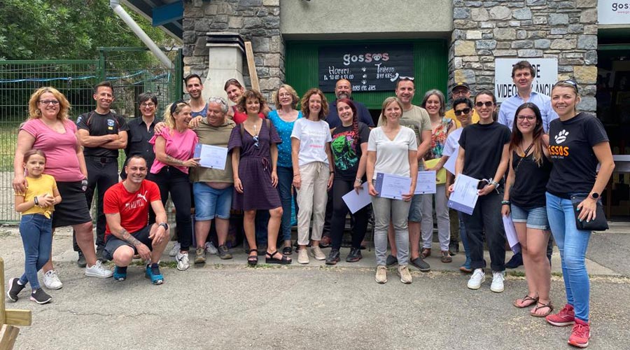 Voluntaris d'associacions de protecció d'animals es formen en el maneig de gossos perillosos